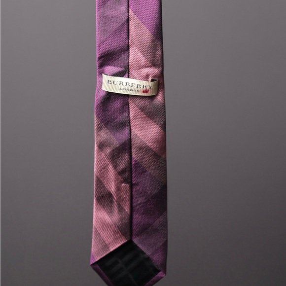 Burberry tie and matching pocket square - Picture 2 of 5
